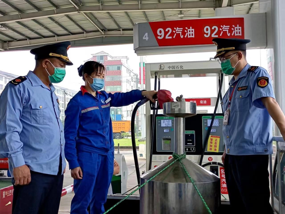 市监局回应50升油箱被加67.96升汽油市监局回应，关于油箱容量争议事件——探究油箱被加过多汽油背后的真相