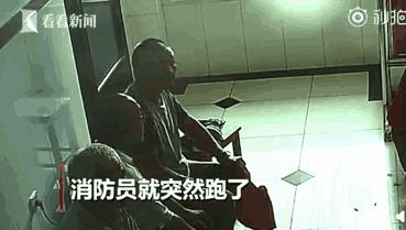 理发师给美女剪头发的视频美发艺术，理发师如何为美女打造完美发型
