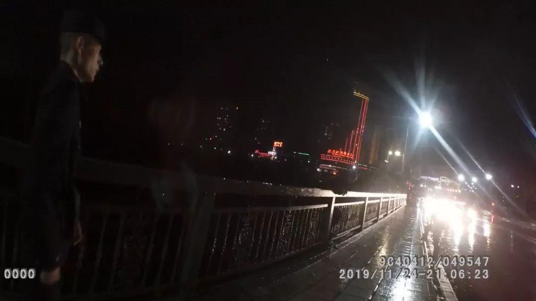 大桥坠落震惊！那座屹立多年的大桥突然坠落，背后的真相令人深思