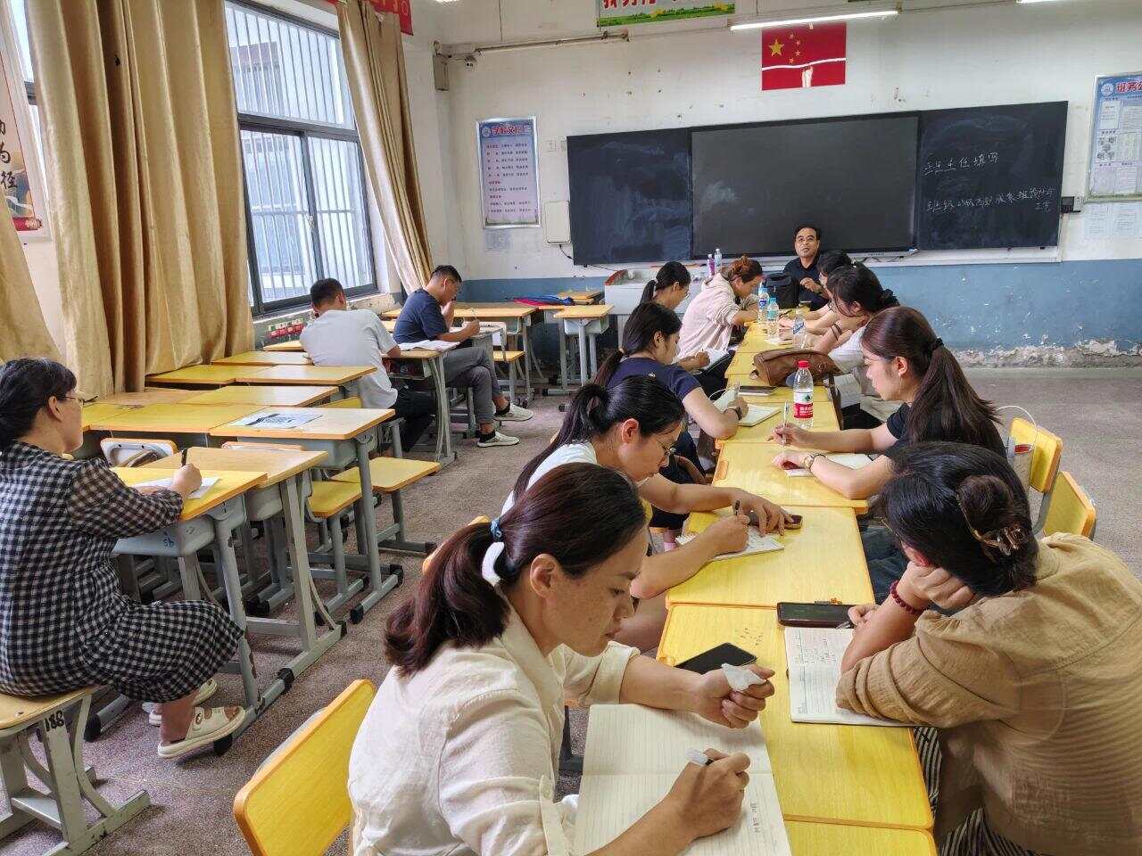 小学老师被调去教高中：压力很大小学老师被调去教高中确实可能会面临较大的压力，因为高中教育和小学教育在教学内容、教学方法、学生管理等方面都存在较大的差异。对此，可以尝试以下方法来应对压力