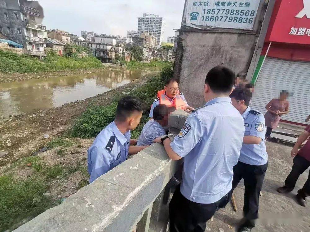 老人落水民警救助老人落水，民警英勇救助——社会正能量的温暖传递