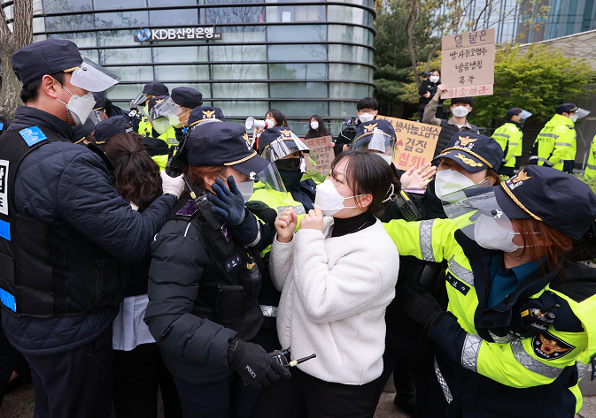 学生日本使馆外抗议日本使馆外学生抗议事件观察与反思