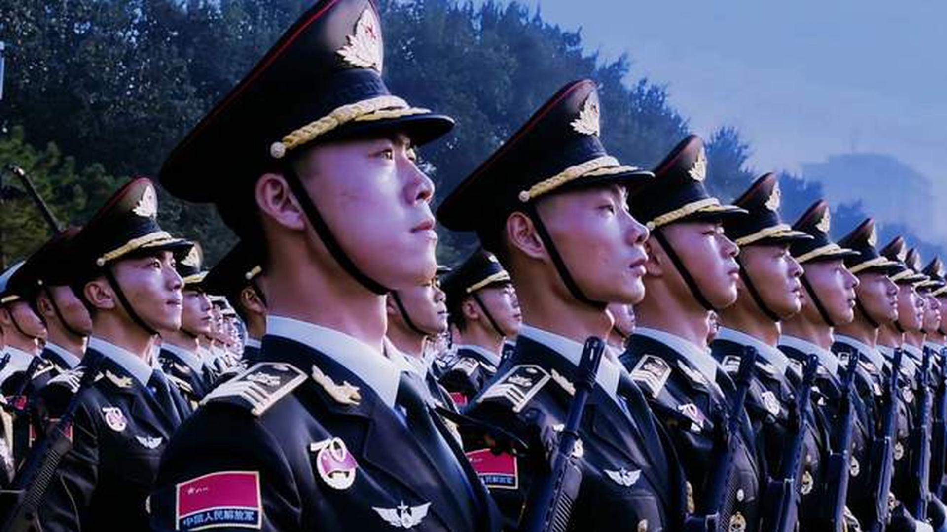 九三阅兵现场出现一位“特别观众”九三阅兵现场惊现一位特别观众