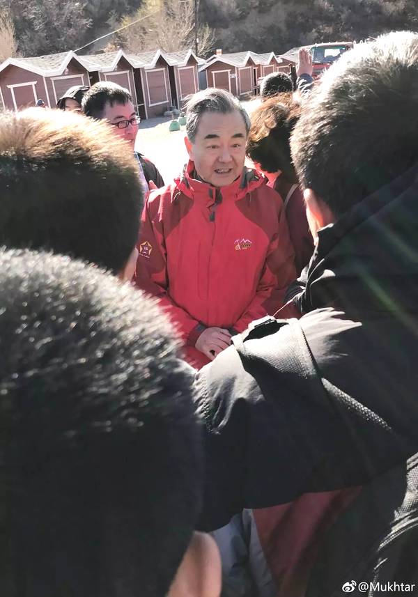 王毅部长跑步王毅部长跑步风采，活力外交与身心健康并重