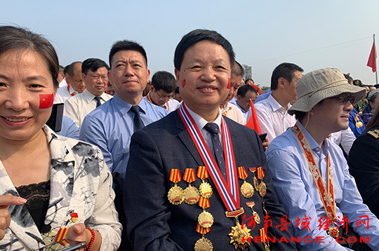 儿子带老爸看阅兵儿子带老爸观看阅兵，传承与荣耀的时刻