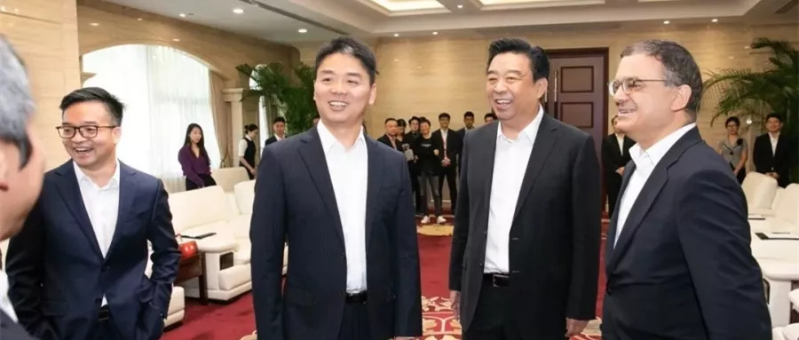 时隔近20年 刘强东再办\"用户见面会\"是的，时隔近20年后，刘强东再次举办了用户见面会。这次活动是在他担任董事长的京东集团举办的，目的是为了与消费者、合作伙伴以及员工进行交流，共同探讨京东未来的发展。这也是刘强东对于客户关系和企业文化的一种重视，表明他非常重视消费者的反馈和意见，希望通过这样的活动来更好地了解消费者的需求和期望，从而不断提升企业的服务质量和竞争力。