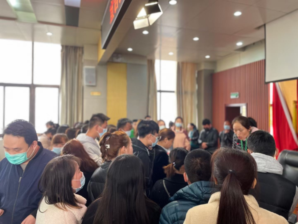 盲人企业家帮县政府垫资千万收不回关于盲人企业家为县政府垫资千万却收不回的问题，这是一个涉及商业和政府合作的复杂情况，需要具体分析。
