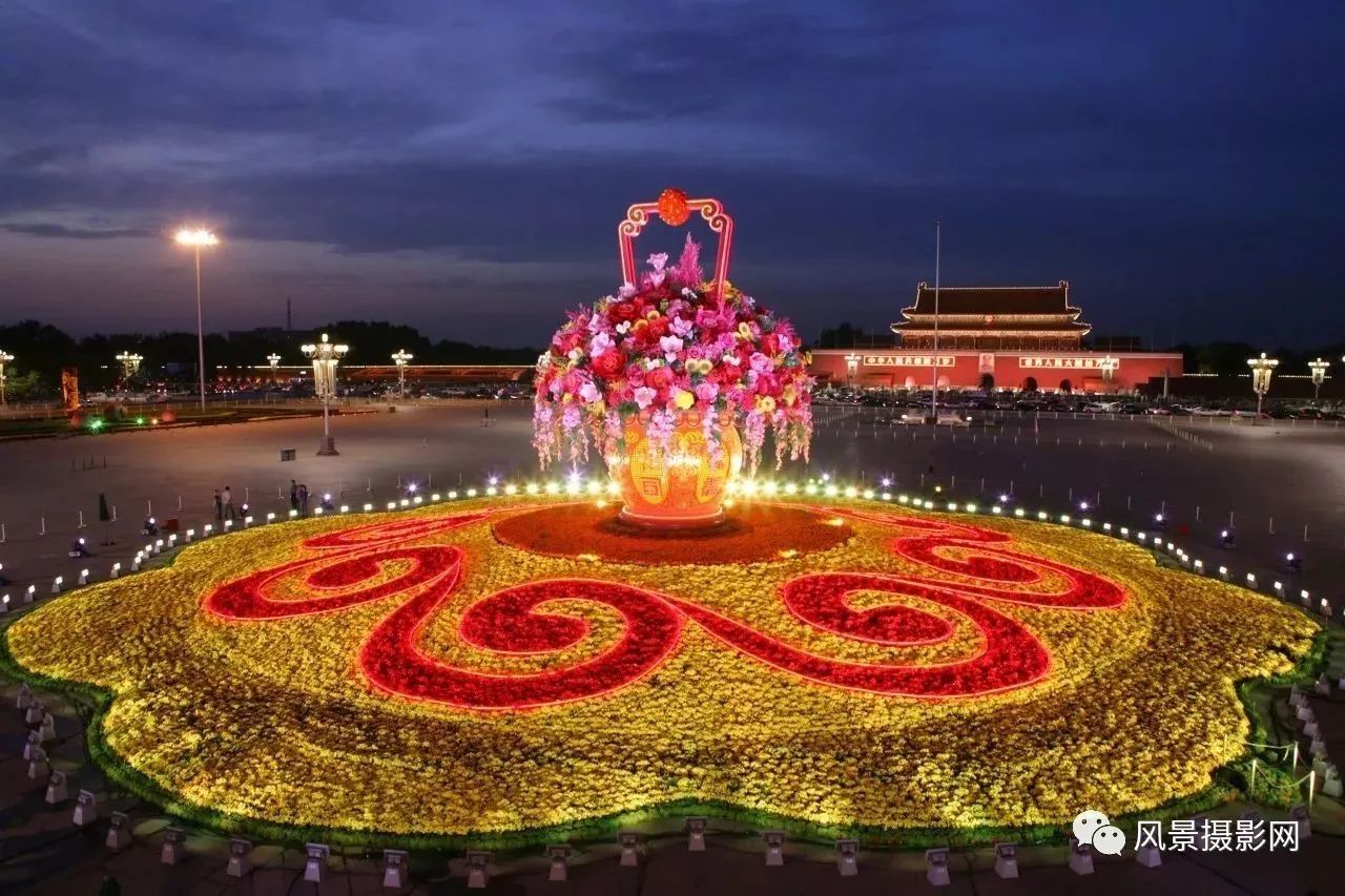 天安门广场上的两块大屏都播了什么天安门广场上的两块大屏播放的内容会根据不同的活动和节日进行更换。例如，庆祝中华人民共和国成立七十周年时，播放的是庆祝活动的相关视频和图片。此外，还会播放一些政治宣传内容、国家重要活动的直播等。