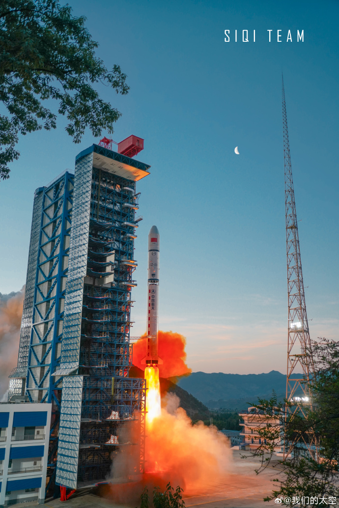 中国火箭与月亮同框中国火箭与月亮同框，探索太空新时代的壮丽景象