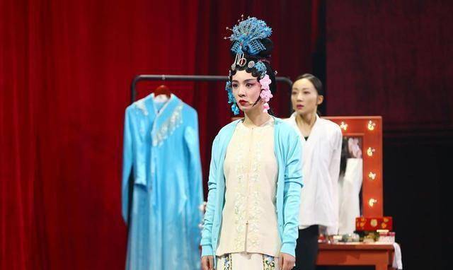 女子看京剧发现后排坐着洪秀柱女子在看京剧时，发现后排坐着洪秀柱，是一件非常巧合的事情。