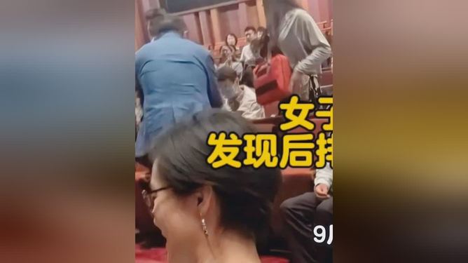女子看京剧发现后排坐着洪秀柱女子观京剧意外发现洪秀柱，文化与政治的交织之美