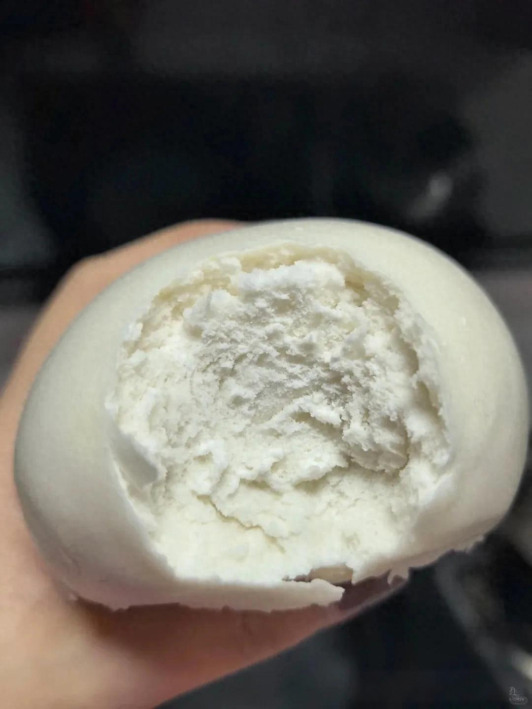 减脂期间馒头吃多少在减脂期间，馒头的摄入量应该根据个人的身体状况、运动级别和整体饮食计划进行适量控制。由于馒头主要由面粉制成，含有一定的热量和碳水化合物，因此不宜过量摄入。