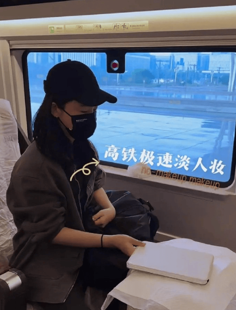 12306回应大量私生高铁站围堵男星关于近期事件，铁路部门回应私生粉丝围堵高铁站事件，聚焦公众关注焦点