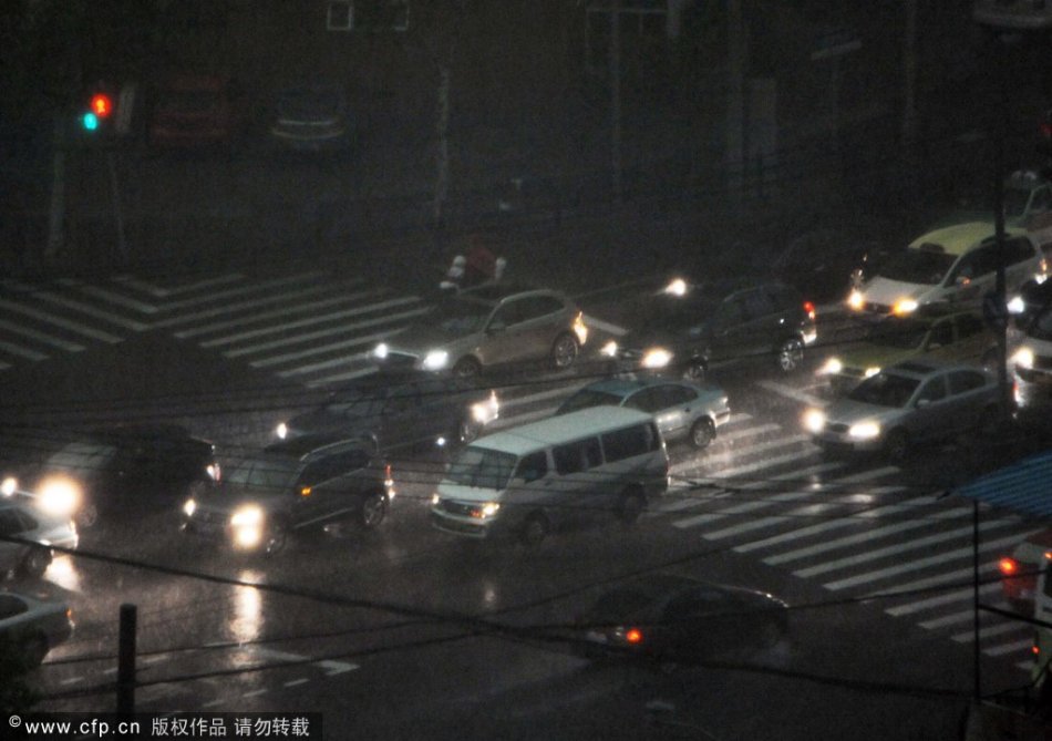 上海暴雨 白昼瞬间变黑夜上海暴雨导致白昼瞬间变黑夜是一种非常极端而壮观的天气现象。当暴雨来临时，云层厚重且积聚了大量的水分，会遮挡住阳光，使得天空变得阴沉昏暗。如果雨势非常猛烈，甚至会有雷电交加、风大雨急的情况，使得白昼瞬间变得像黑夜一样。