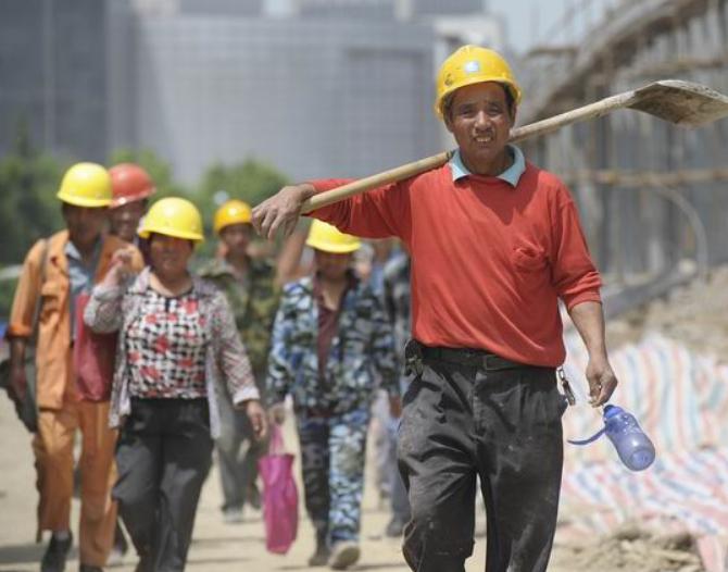 描写建筑工人的文章他们是城市的雕刻师——建筑工人