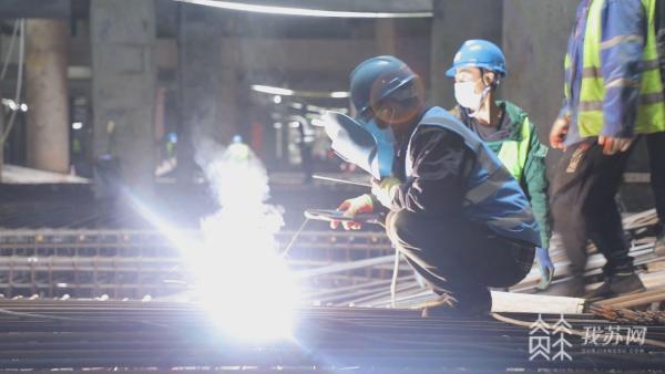 00后女钢筋工每天工地干10小时赚320钢筋工是一种在建筑工地上常见的职业，需要较高的技能和体力。关于您提到的00后女钢筋工每天工地干10小时赚320元，虽然这种情况可能存在，但可能并不是普遍现象。实际上，工资水平会受到多种因素的影响，如地区、行业、工作经验、技能水平等。此外，工作时长和劳动强度也应符合当地的劳动法规。