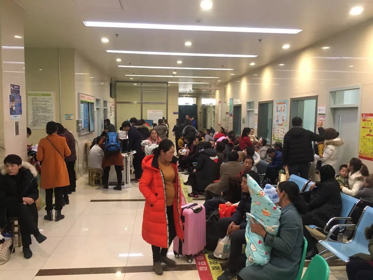 山西太原咳嗽患者排队就诊山西太原咳嗽患者排队就诊现象解析