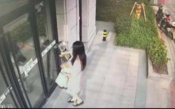 尾随女子脱裤性骚扰尾随女子脱裤性骚扰，揭示行为背后的危害与应对之策